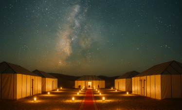 Royal Luxury Camp en el desierto de Erg Chebbi iluminado con faroles y cielo nocturno estrellado