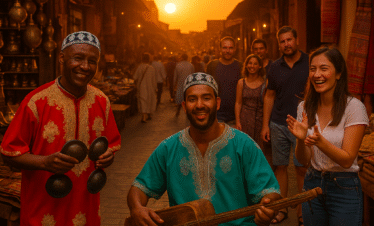 Zoco de Marrakech al atardecer con músicos Gnawa tocando en la calle y puestos tradicionales al fondo