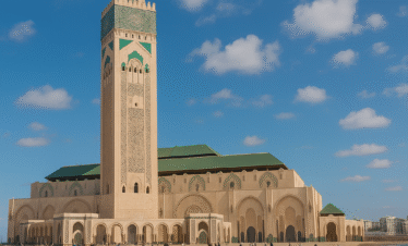 Mezquita Hassan II en Casablanca, Marruecos, con su minarete frente al océano Atlántico