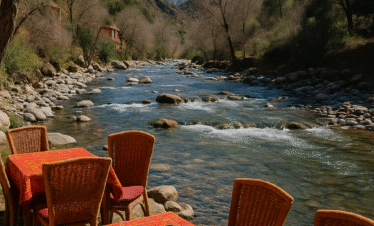 Valle de Ourika en Marruecos con río, aldeas bereberes y las montañas del Atlas cubiertas de nieve al fondo