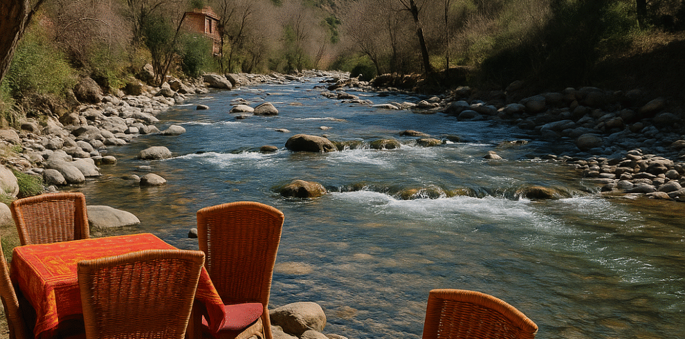 Valle de Ourika en Marruecos con río, aldeas bereberes y las montañas del Atlas cubiertas de nieve al fondo