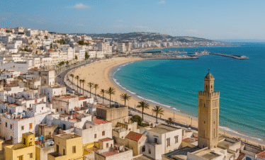 Vista panorámica de Tánger en Marruecos, con la medina blanca, el puerto y la playa bajo el cielo azu