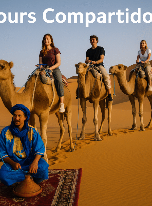Grupo de viajeros en un tour compartido montando camellos al atardecer en las dunas de Merzouga, Marruecos