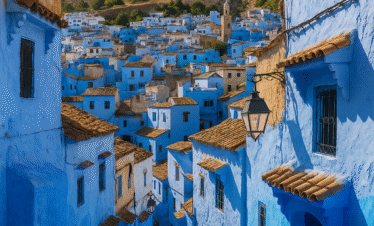 Calles azules de Chefchaouen en Marruecos con casas tradicionales y montañas de fondo